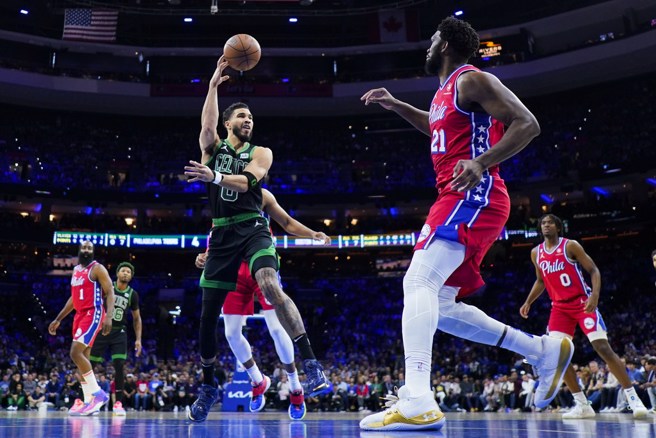 塔图(左)今天攻下塞尔提克最高27分。(美联社)