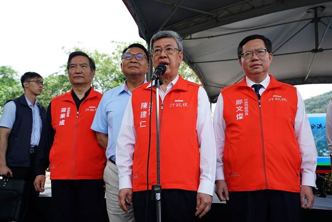 行政院长陈建仁（右二）等人今赴宜兰视察苏澳溪分洪工程，对于民生物价创新高，陈建仁强调，物价的监控是政府的责任，政府会让民眾的民生、生活得到很好的保障。（李忠一摄）