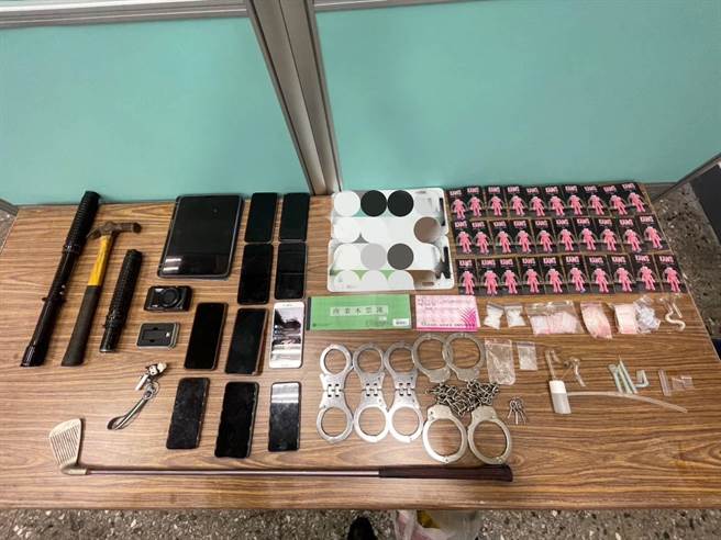 警方查扣电击棒等相关证物。（读者提供／张毓翎台南传真）