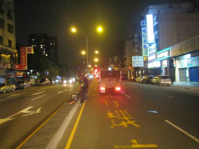 台中市北屯区5日深夜发生行人遭撞死亡车祸，小货车驾驶称直行时是绿灯。（台中市警五分局提供／张妍溱台中传真）