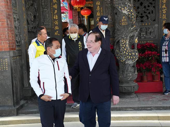 前国民党秘书长李乾龙表示，日前有拿到一首籤诗，内容是说虽然拥有先机，但机会一直在流失，必须积极起而行才行，否则会错失良机，吁侯友宜需尽速展开行动。(黄敬文摄)