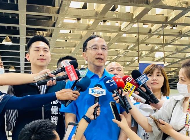 國民黨黨主席朱立倫今天到台中出席全國青工基層分會長座談會前接受訪問。（張亦惠攝）