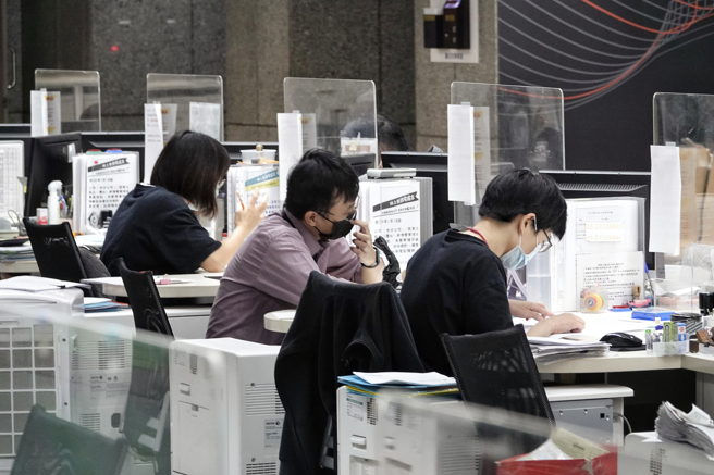 行政院人事行政总处26日针对周休三日做出3点回应，强调搜集各界意见后，多数不赞成本案提议，爰不予参採。图为公务人员为民眾办理业务。（资料照／陈信翰摄）