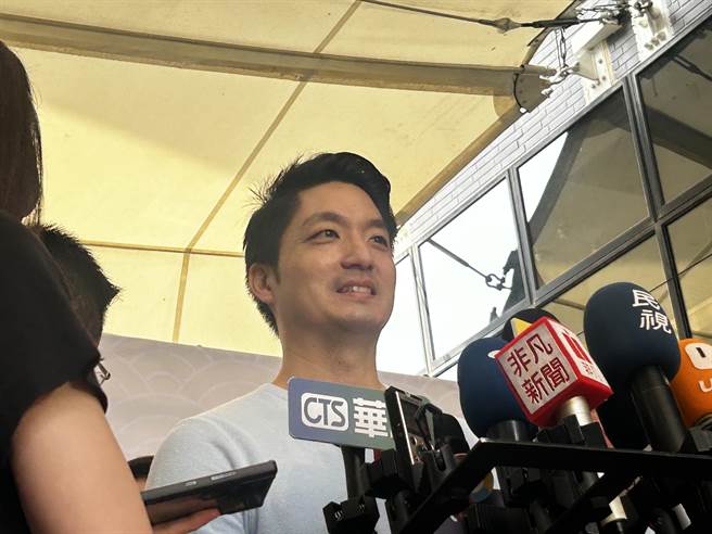 台北市长蒋万安今天出席「宜兰臺北新鲜直送」黑鲔鱼义卖活动，会后接受媒体联访。（陈薏云摄）