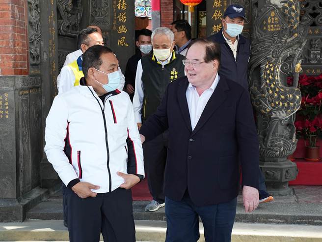 前国民党秘书长李乾龙表示，日前有拿到一首籤诗，内容是说虽然拥有先机，但机会一直在流失，必须积极起而行才行，否则会错失良机。(黄敬文摄)