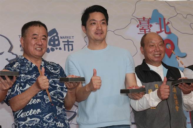 台北市长蒋万安（中）6日以「宜兰女婿」身份出席「宜兰台北新鲜直送」黑鲔鱼活动，并在台上试吃黑鲔鱼握寿司。（郭吉铨摄）
