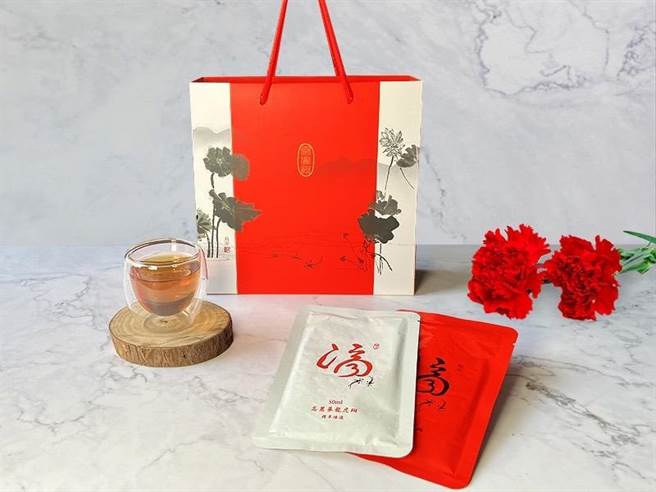 「翰品酒店」除推出限定滴鱼精礼盒，为妈咪补充健康元气外，港都茶楼餐厅于5月13日及14日两天午晚餐推出母亲节桌席。（柯宗纬翻摄）