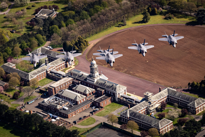 英王查尔斯三世加冕典礼6日举行，图为6架将参加空中分列式的F-35B闪电II匿踪战斗机4月下旬在英格兰操演，飞越一所空军军校。（图／中央社）