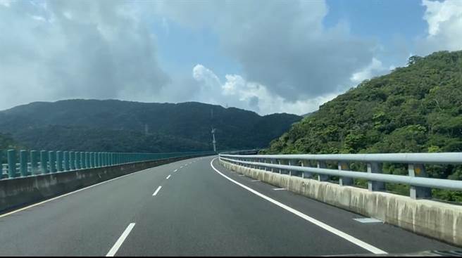 2019年12月才完工通车的南迴公路森永草埔隧道，大大缩减台东到屏东之间的路程，全长4.6公里，目前限速70，採取科技执法，并限制拖板车、油罐车和自行车行驶入内。（本报资料照片）