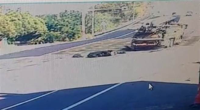 死者下陆桥后左转时，与1辆机车碰撞后人车倒地，再被对向俗称「鸭母车」的混凝土加压车辗过。（读者提供／张毓翎台南传真）