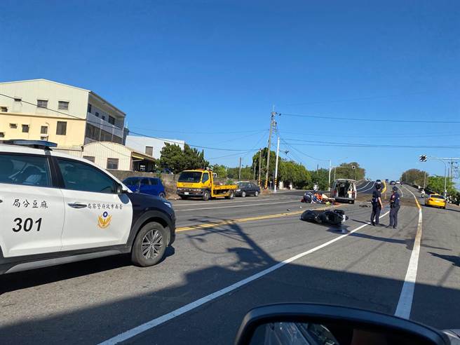 死者下陆桥后左转时，与1辆机车碰撞后人车倒地，再被对向俗称「鸭母车」的混凝土加压车辗过。（摘自麻豆人大集合脸书／张毓翎台南传真）