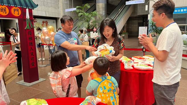 北市举办妈妈抓周派对，这次换成家人陪着妈妈来「抓周」。（北市社会局提供／张芷瑜台北传真）