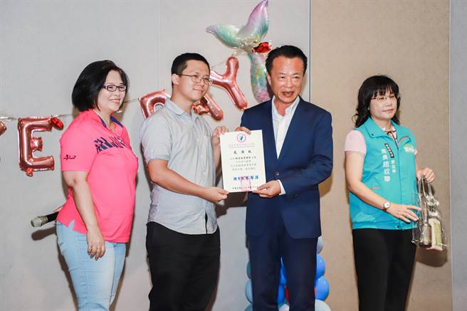 嘉义县长翁章梁代表致感谢状表扬热心救助伤者的护理师魏靖伦。（嘉义县政府提供／廖素慧嘉县传真）