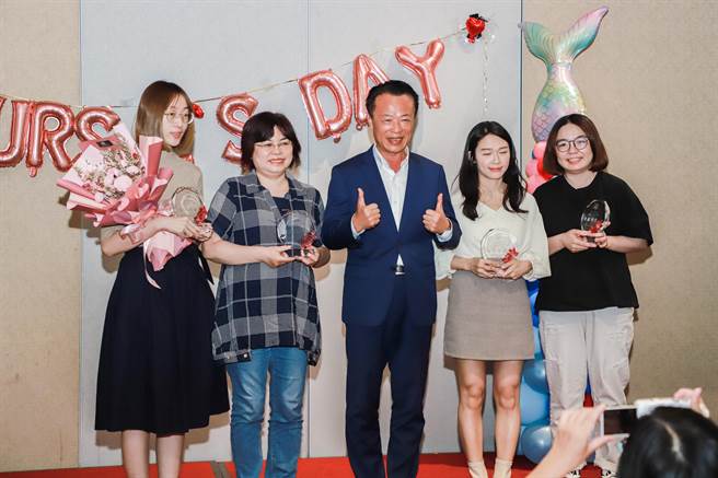 嘉义县长翁章梁代表颁发防疫奖座给防疫有功护理师。（嘉义县政府提供／廖素慧嘉县传真）