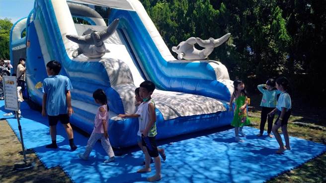 南投县议员简千翔主办的「亲子眾乐乐公益小市集」在中兴新村展开，现场有小朋友都喜欢的气垫城堡。（民眾提供／冯惠宜南投传真）