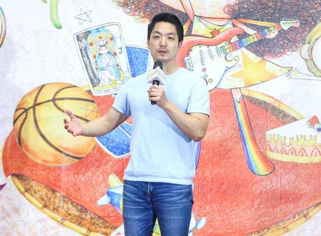 台北市长蒋万安6日出席市府112年度母亲节「MOMDAY PLAY 抓周派对」庆祝活动。他致词表示，为将台北市打造成妈妈友善城市，「祝您好孕3.0」计画特别提供多项育儿补助，同时劳动局也推动多项职场性别平等认证，经由友善孕育措施，让工作与家庭能够取得平衡。（粘耿豪摄）