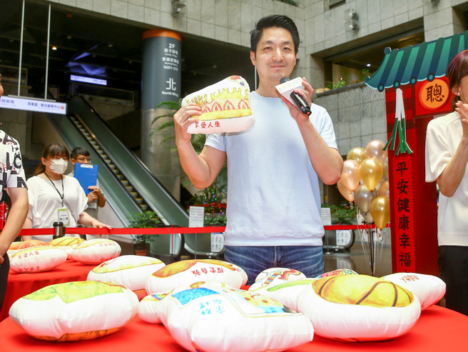 台北市长蒋万安6日出席市府112年度母亲节「MOMDAY PLAY 抓周派对」庆祝活动。并在现场体验抓周仪式。（粘耿豪摄）