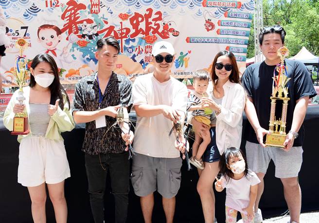 35岁返乡青年顏煜腾(中)以356克成绩打破2021年创下公虾347公克记录，一举夺冠。(林和生摄)