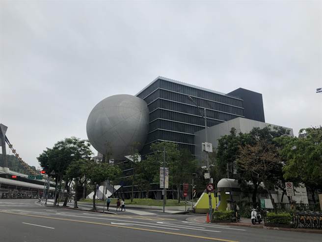 北市文化局于4月至5月推出「艺文铁粉加倍送」抽奖，却遭台北市议员林延凤质疑，一个月来的参与数仅1045人次，竟比国家戏剧院一场表演的席位总数还少。图为台北表演艺术中心。（张芷瑜摄）