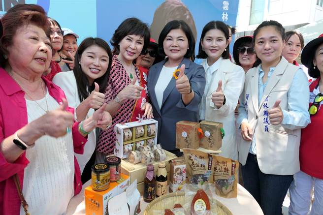 「最美丽的主持人」白嘉莉（前左四）与云林县长张丽善（前左三），共同行销云林农特产。（张朝欣摄）