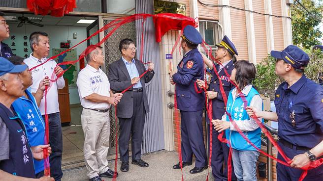 县长杨文科（中左）等人为竹东、新埔、横山分局联合服勤派出所恢復运作揭牌。（罗浚滨摄）