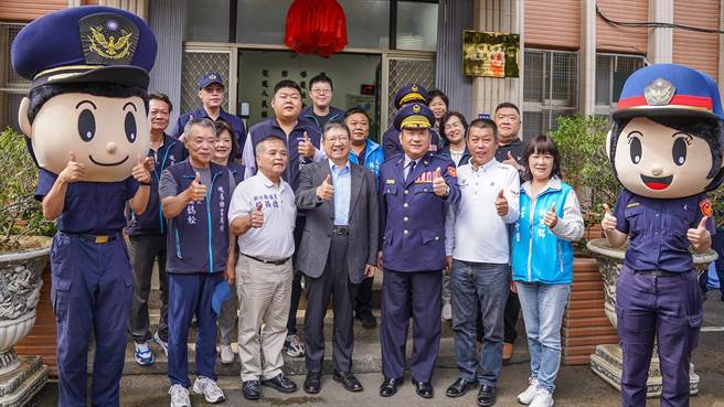 县长杨文科（中）为联合服勤派出所恢復运作揭牌，期维护新竹县更好的治安和居住环境。（罗浚滨摄）