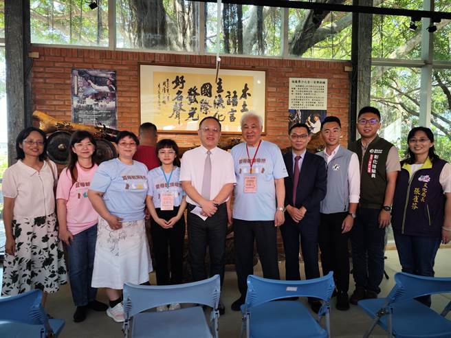 文化部长史哲（左5）表示，日前行政院会通过国家语言研究发展中心设置条例草案，已经送立法院审议，相信这在未来推广台语文、文化来讲，一定会有很大助力。（吴建辉摄）