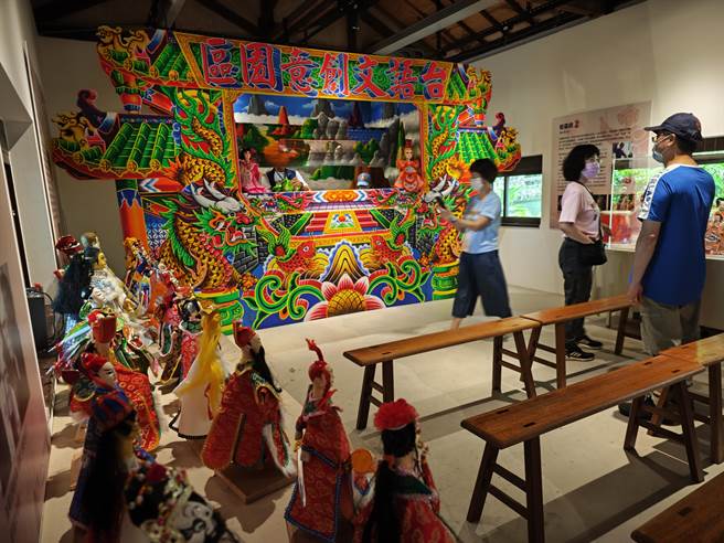 推出「寻访咱彰化-台语民俗特展」，展区内有布袋戏、歌仔戏、电影等体验活动。（吴建辉摄）