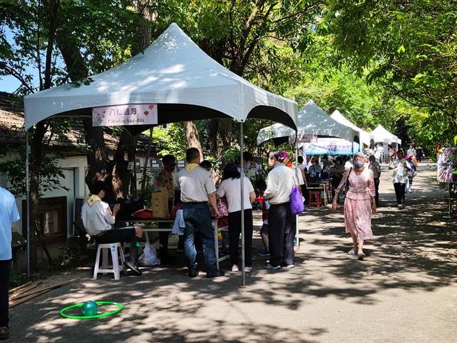 还有台语文课程认识罗马字、手做DIY、特色摊位与丰富的表演活动等等。（吴建辉摄）