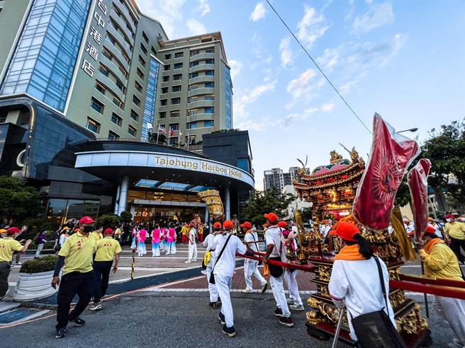 梧栖朝元宫妈祖遶境5日驻驾台中港酒店，并入住40坪总统套房。（台中港酒店提供）