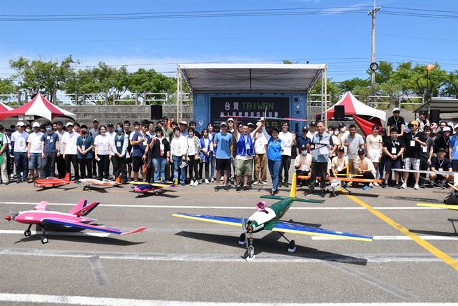 「2023台湾无人飞机创意设计竞赛」6日在苗栗市经国飞行场登场。（谢明俊摄）