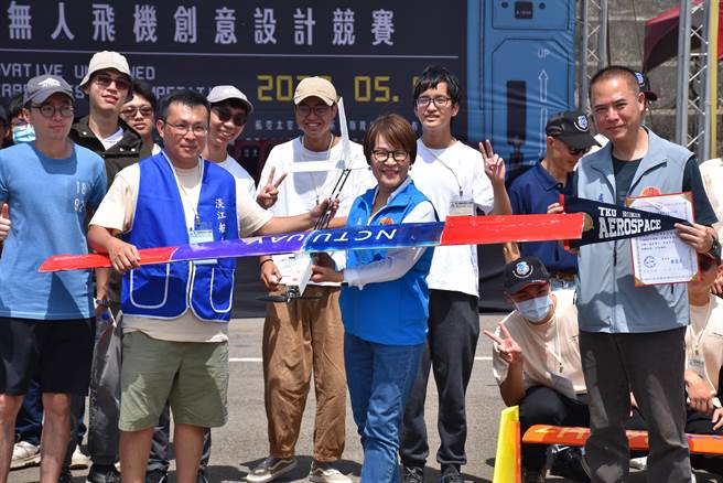 「2023台湾无人飞机创意设计竞赛」6日在苗栗市经国飞行场登场，苗栗县副县长邓桂菊（中）鼓励学生们投入无人机事业。（谢明俊摄）