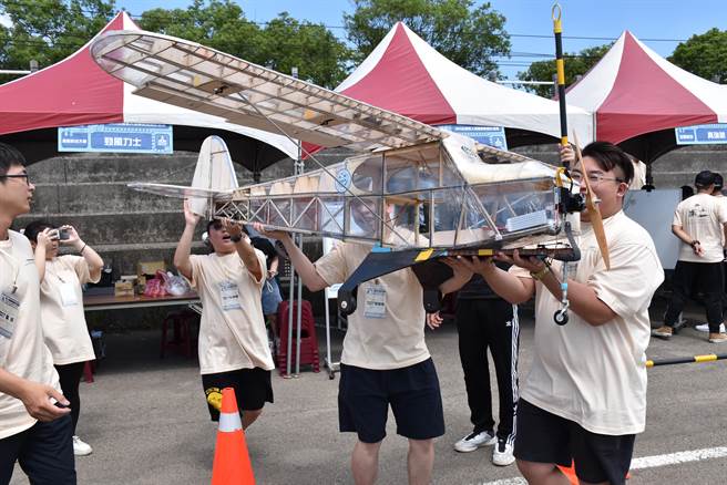 「2023台湾无人飞机创意设计竞赛」6日在苗栗市经国飞行场登场，与赛学生小心扛着自家无人机参赛。（谢明俊摄）