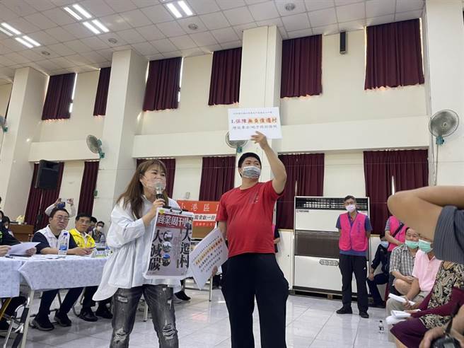 居民诉求市府要保障无负债迁村。（洪靖宜摄）