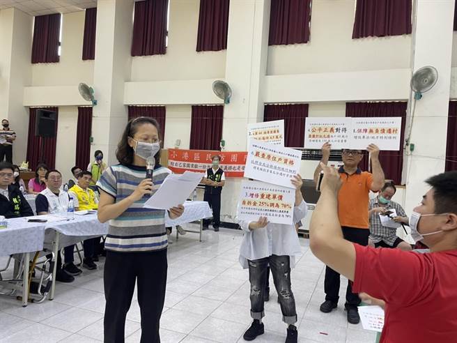 居民诉求市府要保障无负债迁村。（洪靖宜摄）