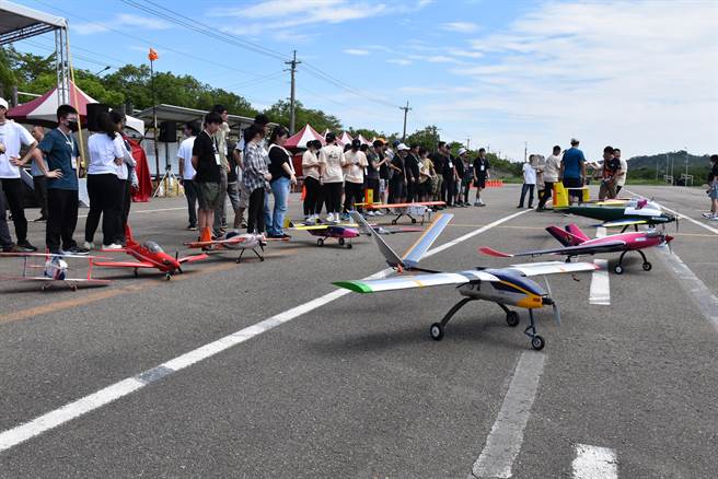 「2023台湾无人飞机创意设计竞赛」6日在苗栗市经国飞行场登场，共有18队参赛。（谢明俊摄）