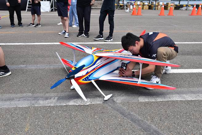 「2023台湾无人飞机创意设计竞赛」6日在苗栗市经国飞行场登场，共有18队参赛。（谢明俊摄）