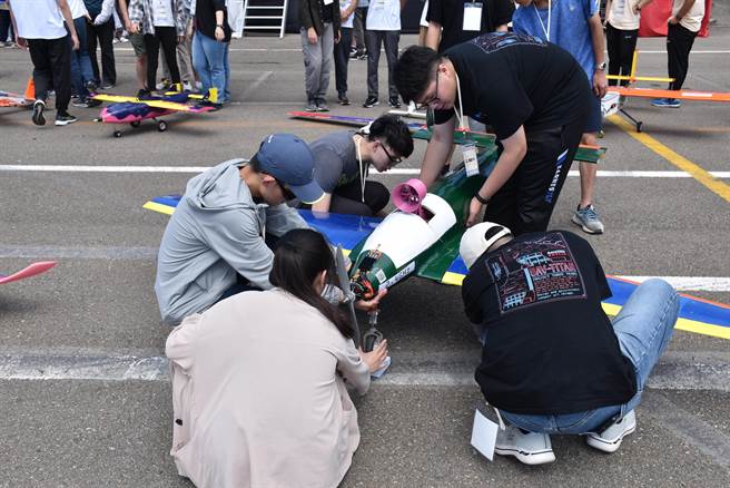 「2023台湾无人飞机创意设计竞赛」6日在苗栗市经国飞行场登场，与赛学生小心呵护着自家无人机。（谢明俊摄）