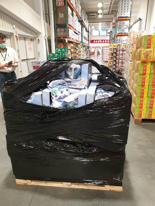 嘉义市卫生局稽查好市多嘉义市店下架A肝病毒污染的莓果商品。（嘉义市政府提供／廖素慧嘉市传真）