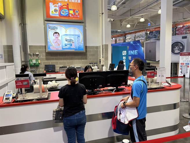 嘉义市卫生局稽查好市多嘉义市店。（嘉义市政府提供／廖素慧嘉市传真）