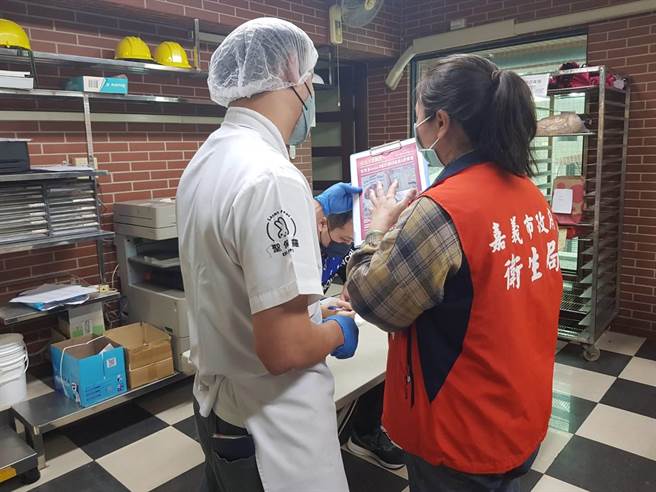 嘉义市卫生局稽查烘焙业。（嘉义市政府提供／廖素慧嘉市传真）