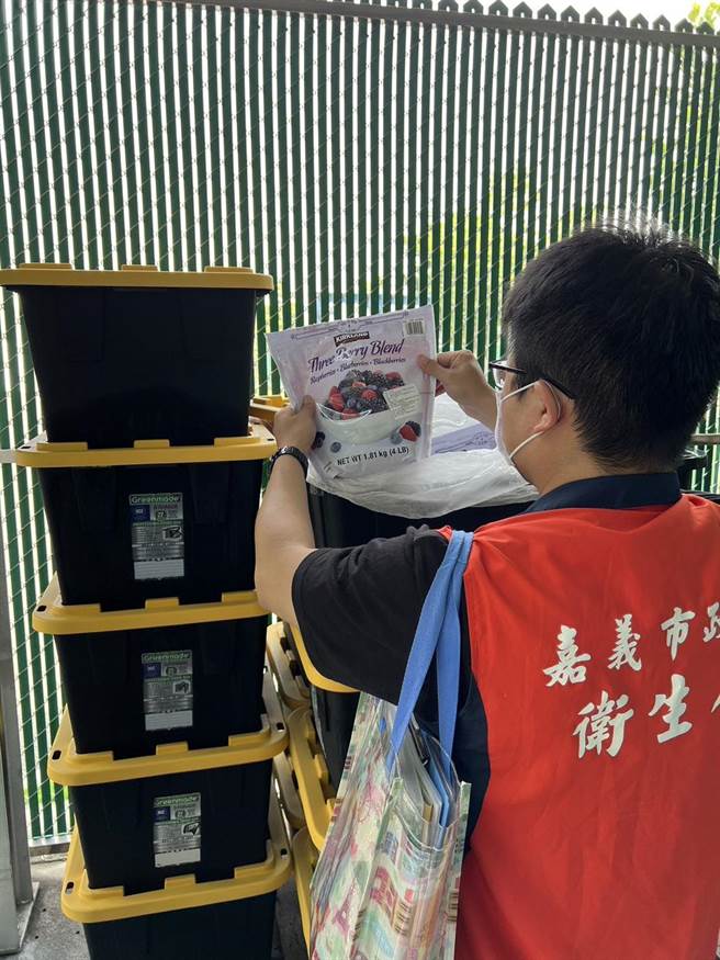 嘉义市卫生局人员访查烘焙店家。（嘉义市政府提供／廖素慧嘉市传真）