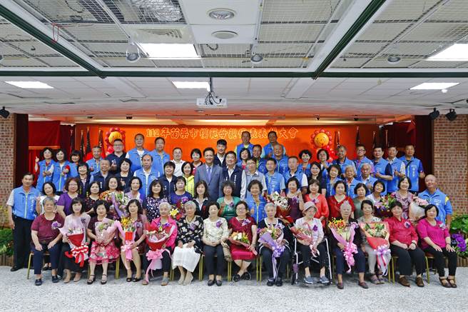 苗栗市长邱镇军与眾模范母亲合影。（苗栗市公所提供／谢明俊苗栗传真）