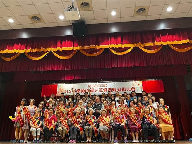 苗栗县长锺东锦、头份市长罗雪珠等与模范母亲合影。（头份市公所提供／谢明俊苗栗传真）