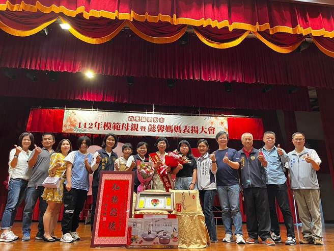 头份市长罗雪珠与模范母亲合影。（头份市公所提供／谢明俊苗栗传真）