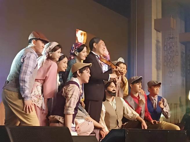 香港城市大学校长郭位(中)感谢晚宴与学生合影(简立欣摄)