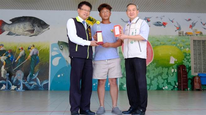 青农郭衍廷（中）所种植的红肉大西瓜，打败其他21名参赛者夺冠。（学甲区公所提供／张毓翎台南传真）