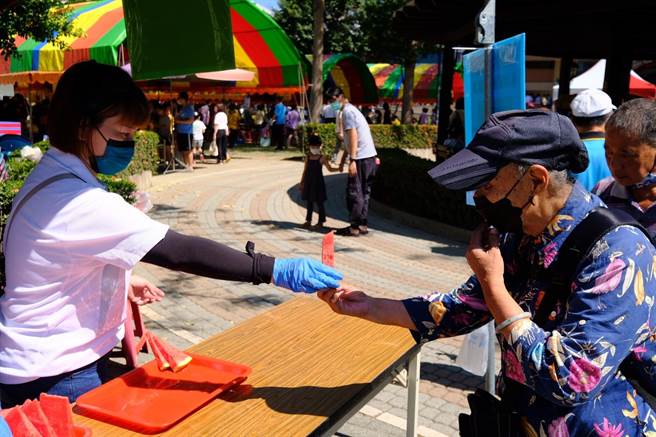 区公所人员现切10颗大西瓜供民眾免费试吃。（学甲区公所提供／张毓翎台南传真）