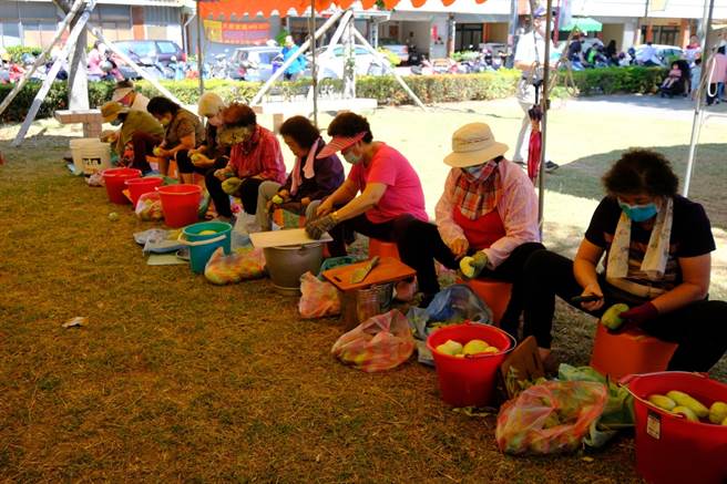 民眾体验制作西瓜棉。（学甲区公所提供／张毓翎台南传真）