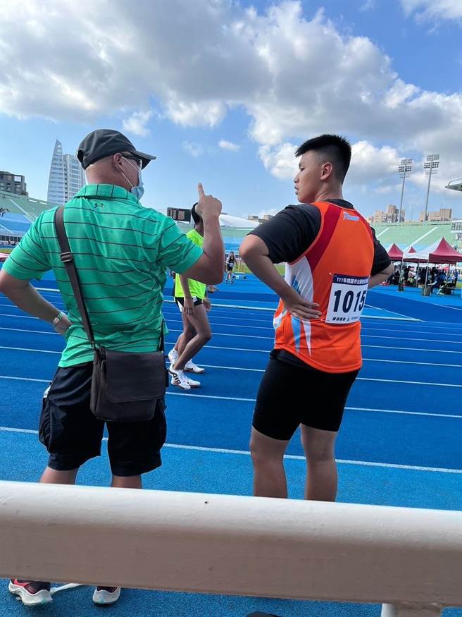 ▲王同学接受教练指导，持续精进。（基隆市政府提供／徐佑升基隆传真）